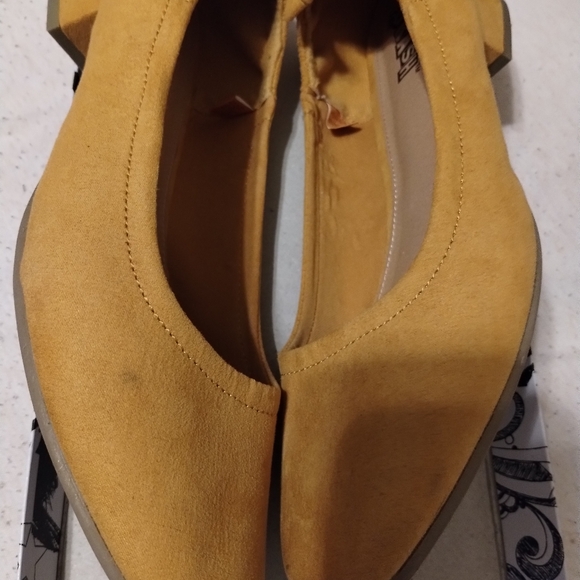 Shoes - Picture 4 of 8